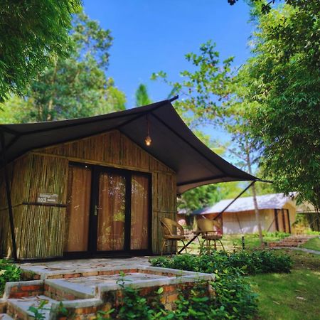 "D'Bamboo Kamp" Desa Wisata Ekang Lagoi Exteriör bild