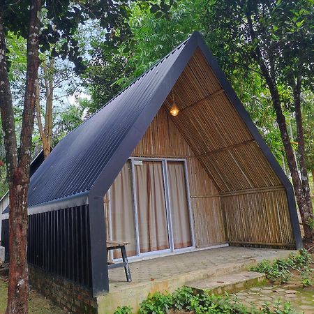 "D'Bamboo Kamp" Desa Wisata Ekang Lagoi Exteriör bild