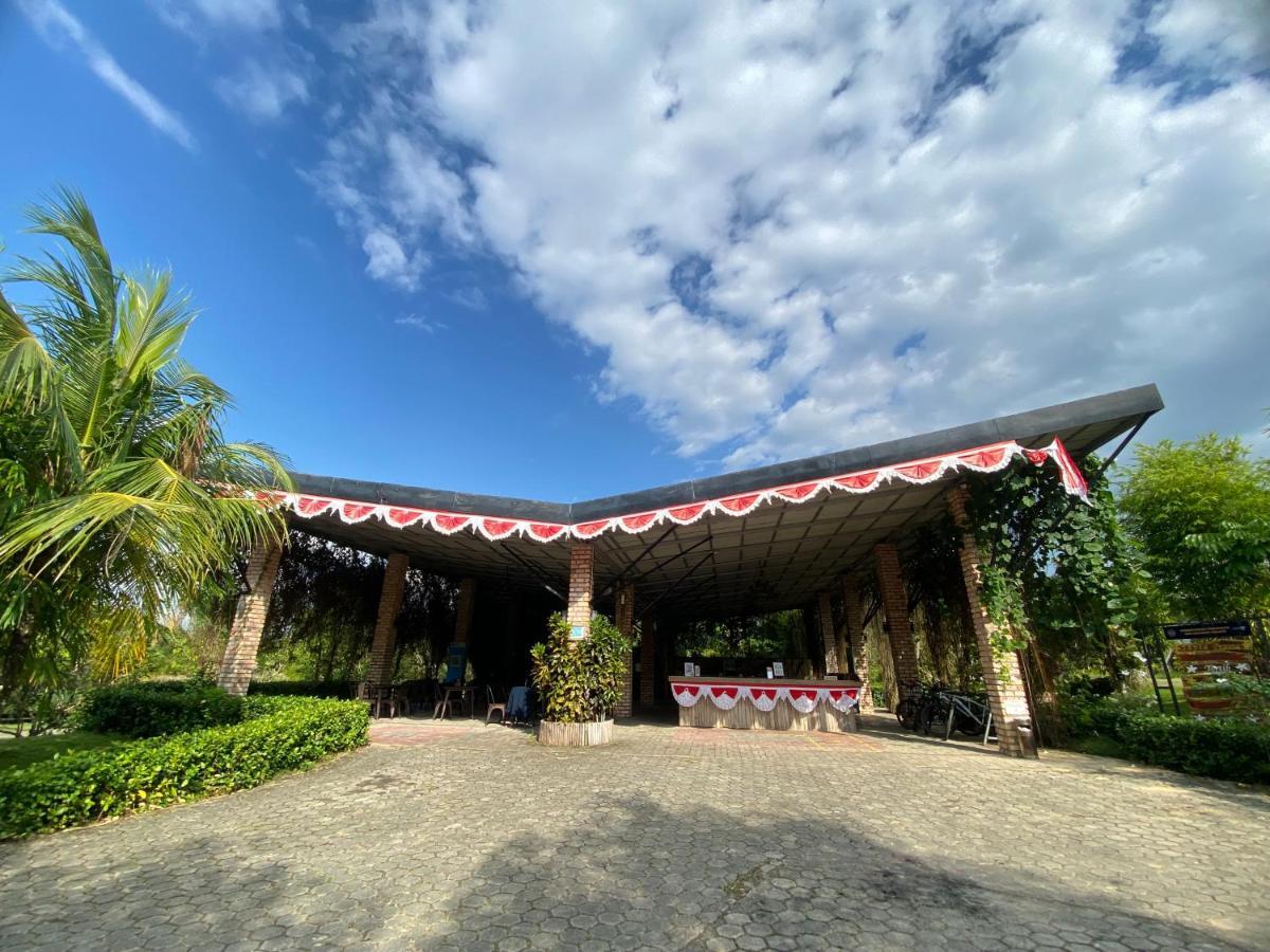 "D'Bamboo Kamp" Desa Wisata Ekang Lagoi Exteriör bild