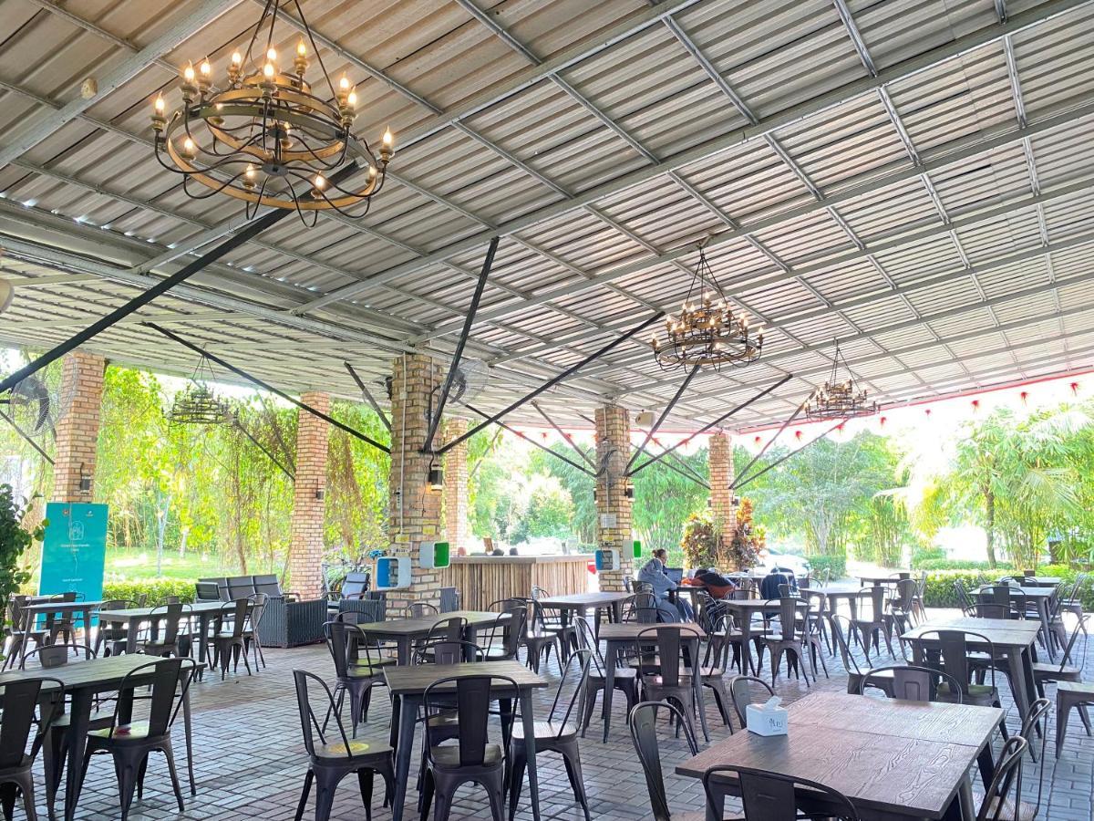 "D'Bamboo Kamp" Desa Wisata Ekang Lagoi Exteriör bild