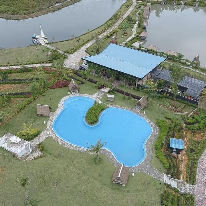 "D'Bamboo Kamp" Desa Wisata Ekang Lagoi Exteriör bild