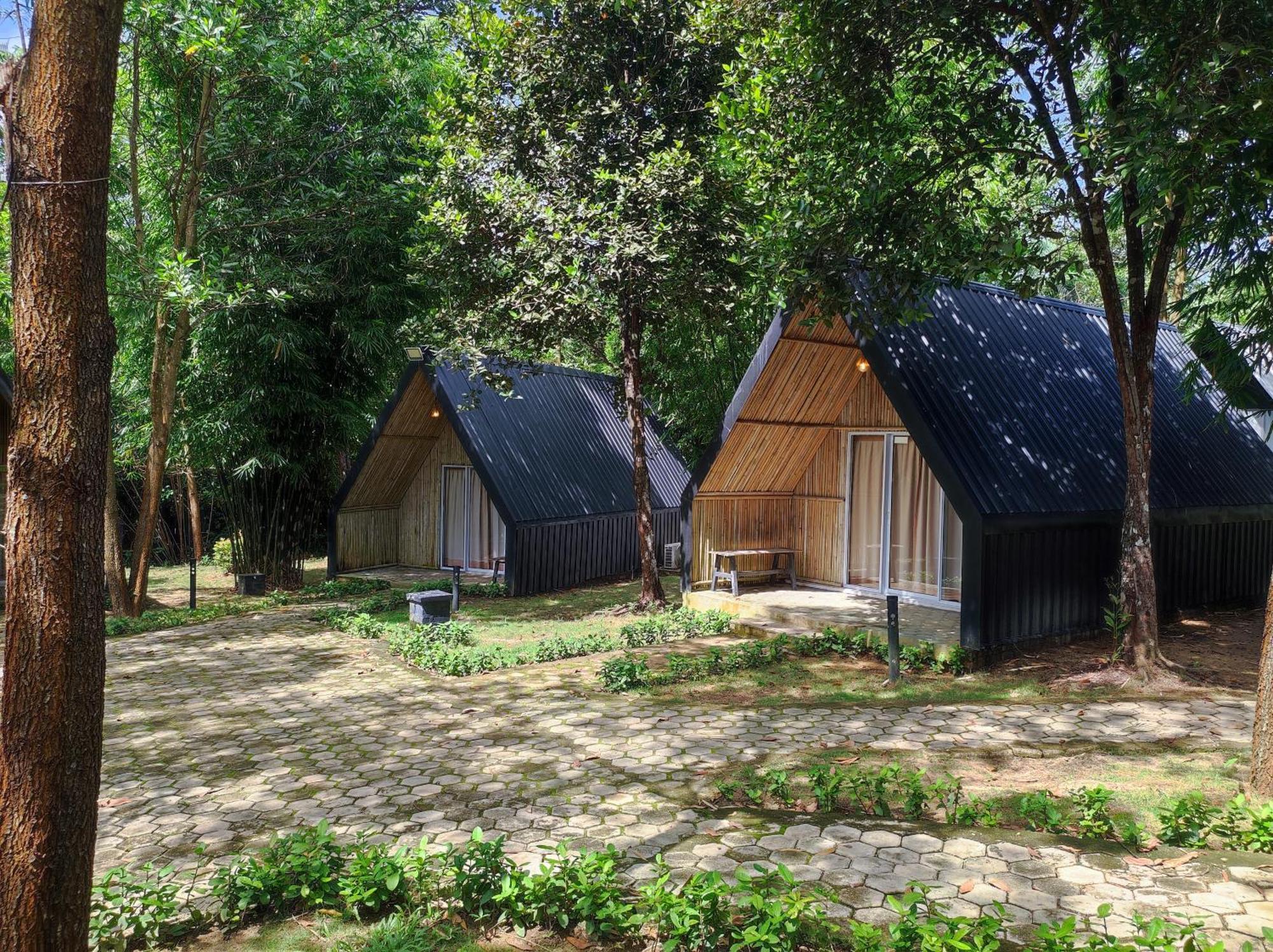 "D'Bamboo Kamp" Desa Wisata Ekang Lagoi Exteriör bild