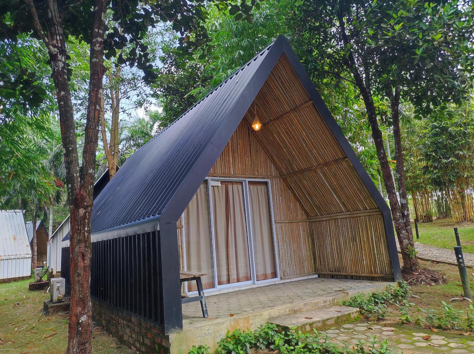 "D'Bamboo Kamp" Desa Wisata Ekang Lagoi Exteriör bild