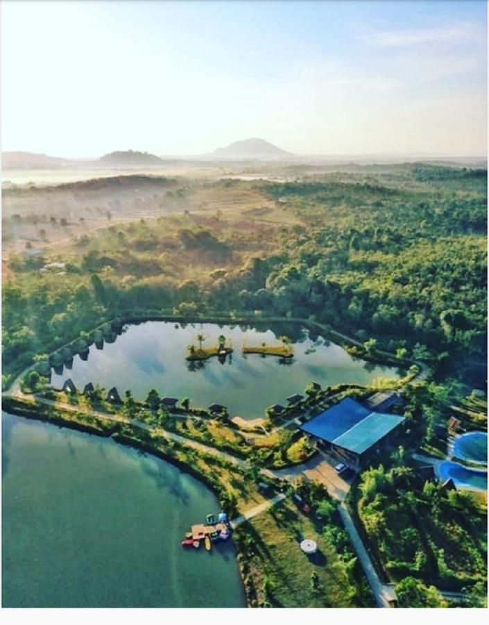 "D'Bamboo Kamp" Desa Wisata Ekang Lagoi Exteriör bild