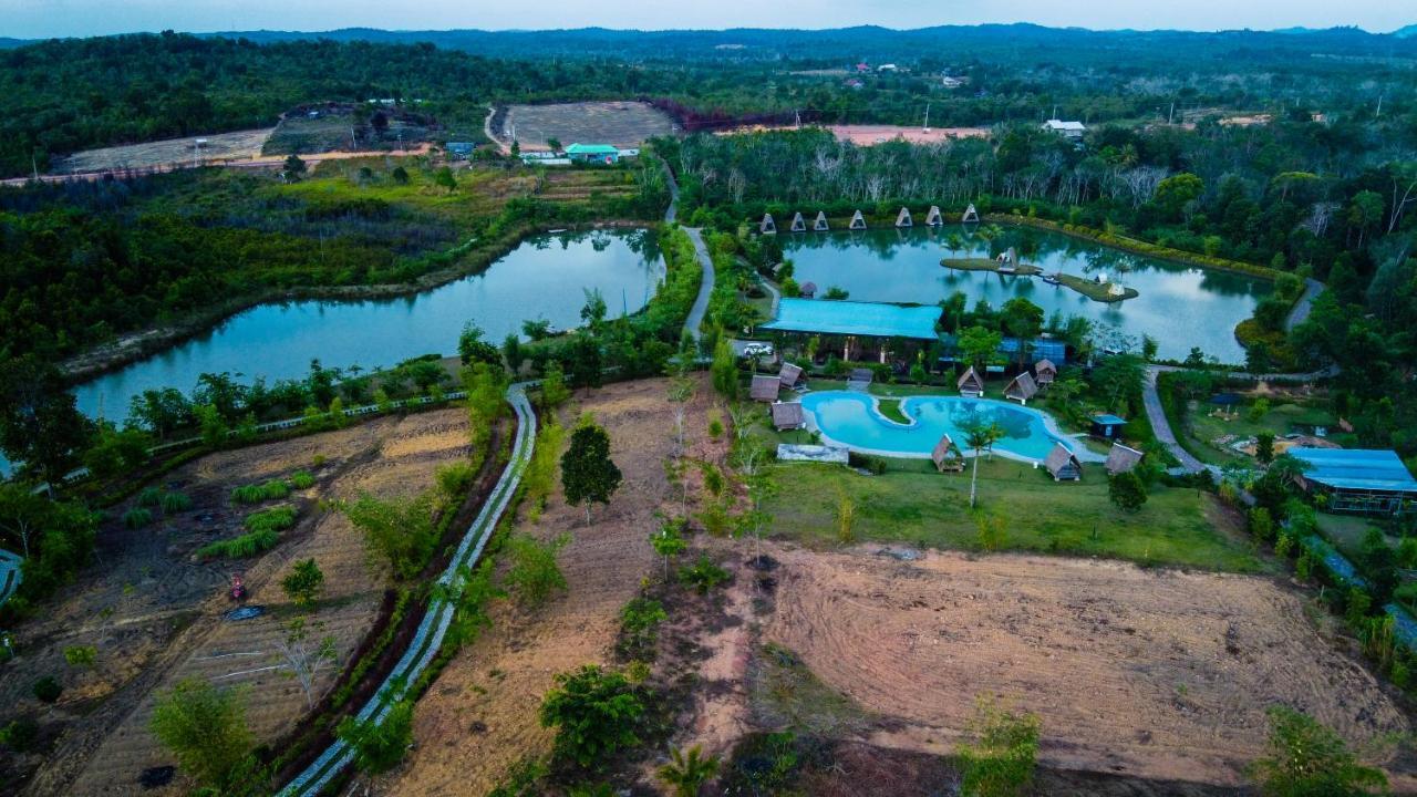 "D'Bamboo Kamp" Desa Wisata Ekang Lagoi Exteriör bild